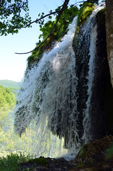 プリトヴィッツェ湖群国立公園内の滝。